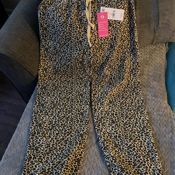 Ladies leopard print lounge pants! NWT - Picture 3 of 4